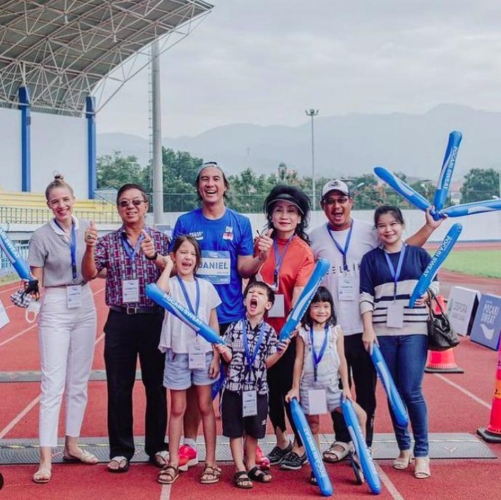 <p>Daniel Mananta dan istrinya yang merupakan bule Jerman, Viola Maria jarang mengunggah foto kedua anaknya di media sosial. Namun, sekalinya diunggah, foto anak mereka jadi sorotan netizen. Kali ini foto bersama keluarga Daniel. Dalam foto, Mila (8) dan Noam (5) berada di tengah dekat ayahnya. (Foto: Instagram @lolagin)</p>