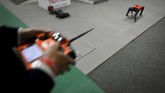 FOTO: Robot Anjing Peliharaan Bisa Diajak Jalan-jalan Perusahaan China berhasil membuat robot anjing peliharan dengan menggunakan teknologi kecerdasan buatan.