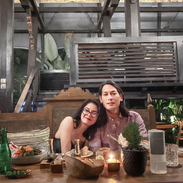 Diisukan Telah Menikah, Berikut Kemesraan Chef Juna dan Citra Anindya Citra Anindya baru-baru ini mengaku telah dinikahi oleh Chef Juna. Yuk intip kemesraan mereka berdua!