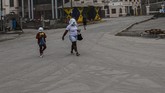 FOTO: Hujan Abu Erupsi Gunung La Soufriere Gunung berapi La Soufriere di Pulau Saint Vincent, Karibia, meletus menyebabkan hujan abu hingga Barbados.