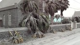 FOTO: Hujan Abu Erupsi Gunung La Soufriere Gunung berapi La Soufriere di Pulau Saint Vincent, Karibia, meletus menyebabkan hujan abu hingga Barbados.