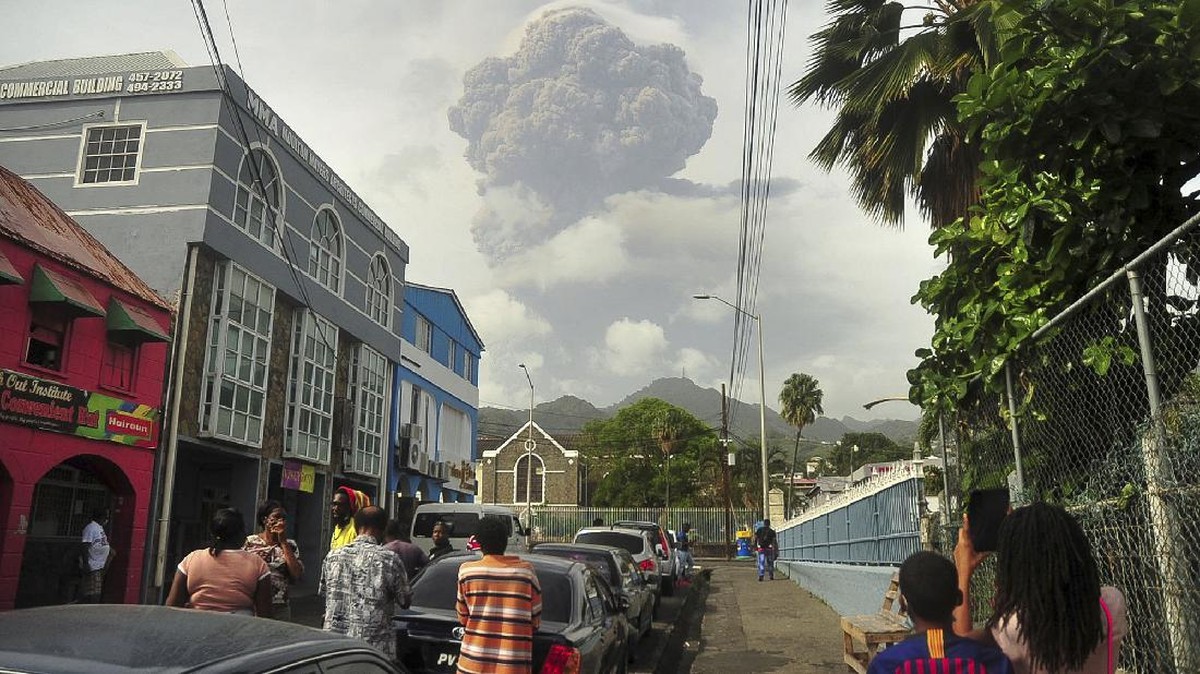 FOTO: Hujan Abu Erupsi Gunung La Soufriere