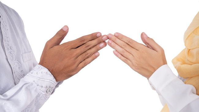 Istri sering kali disebut harus taat pada suami. Bagaimana adab hubungan suami istri yang benar dalam Islam? Simak penjelasan berikut ini.