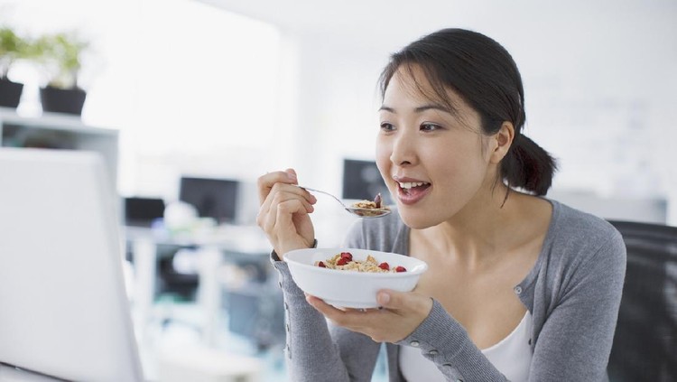 wanita sedang makan makanan diet