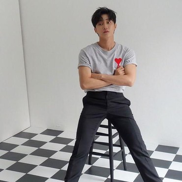 Nonton Film Aslinya 5 Kali, Jinyoung Suguhkan Hal Beda di 'You Are the Apple of My Eye'