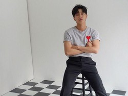 Nonton Film Aslinya 5 Kali, Jinyoung Suguhkan Hal Beda di 'You Are the Apple of My Eye'