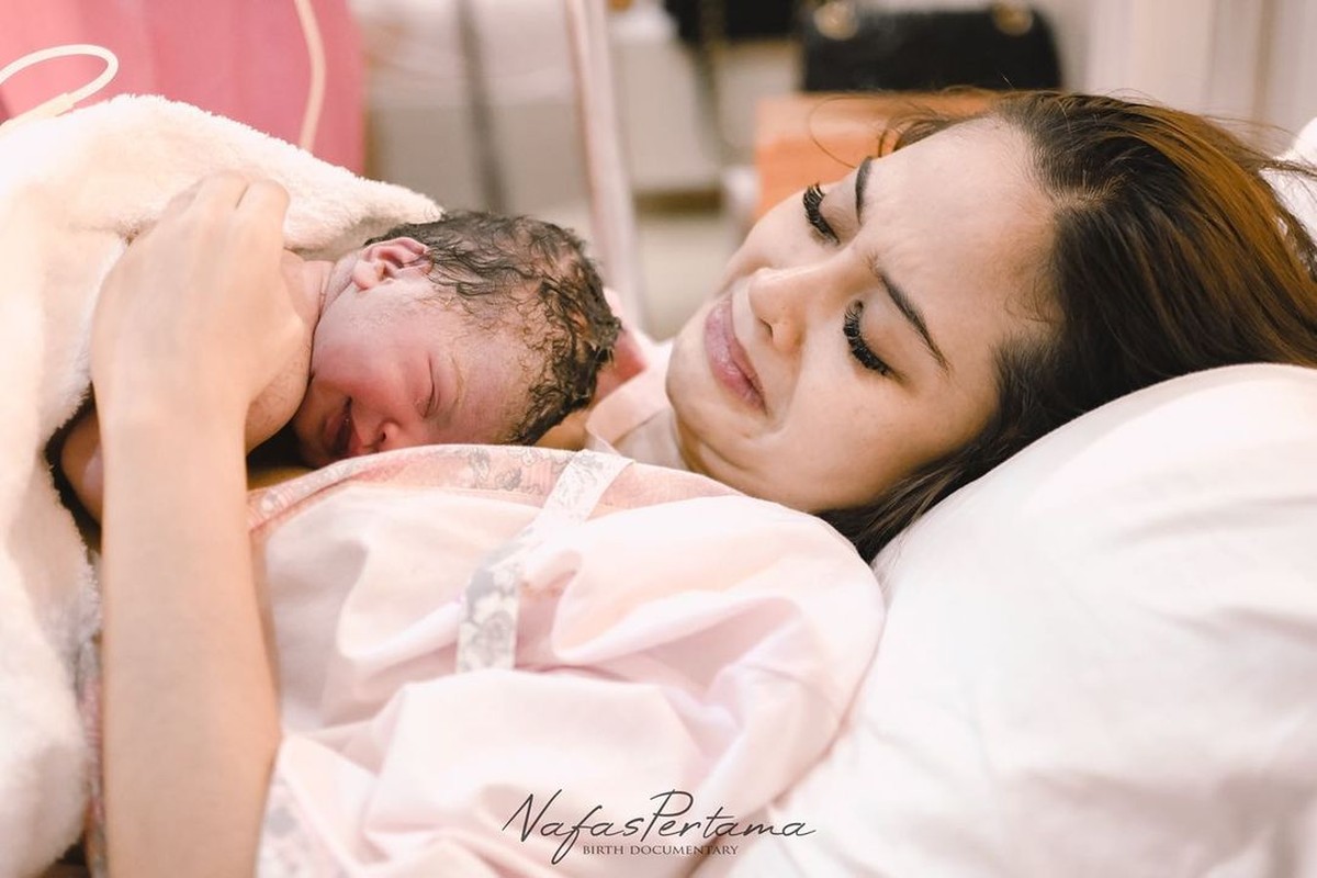 Tiwi Eks T2 telah melahirkan anak keduanya&period; Inilah momen Tiwi melahirkan anak kedua dengan penuh perjuangan&excl;