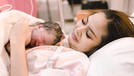 Tiwi Eks T2 telah melahirkan anak keduanya&period; Inilah momen Tiwi melahirkan anak kedua dengan penuh perjuangan&excl;