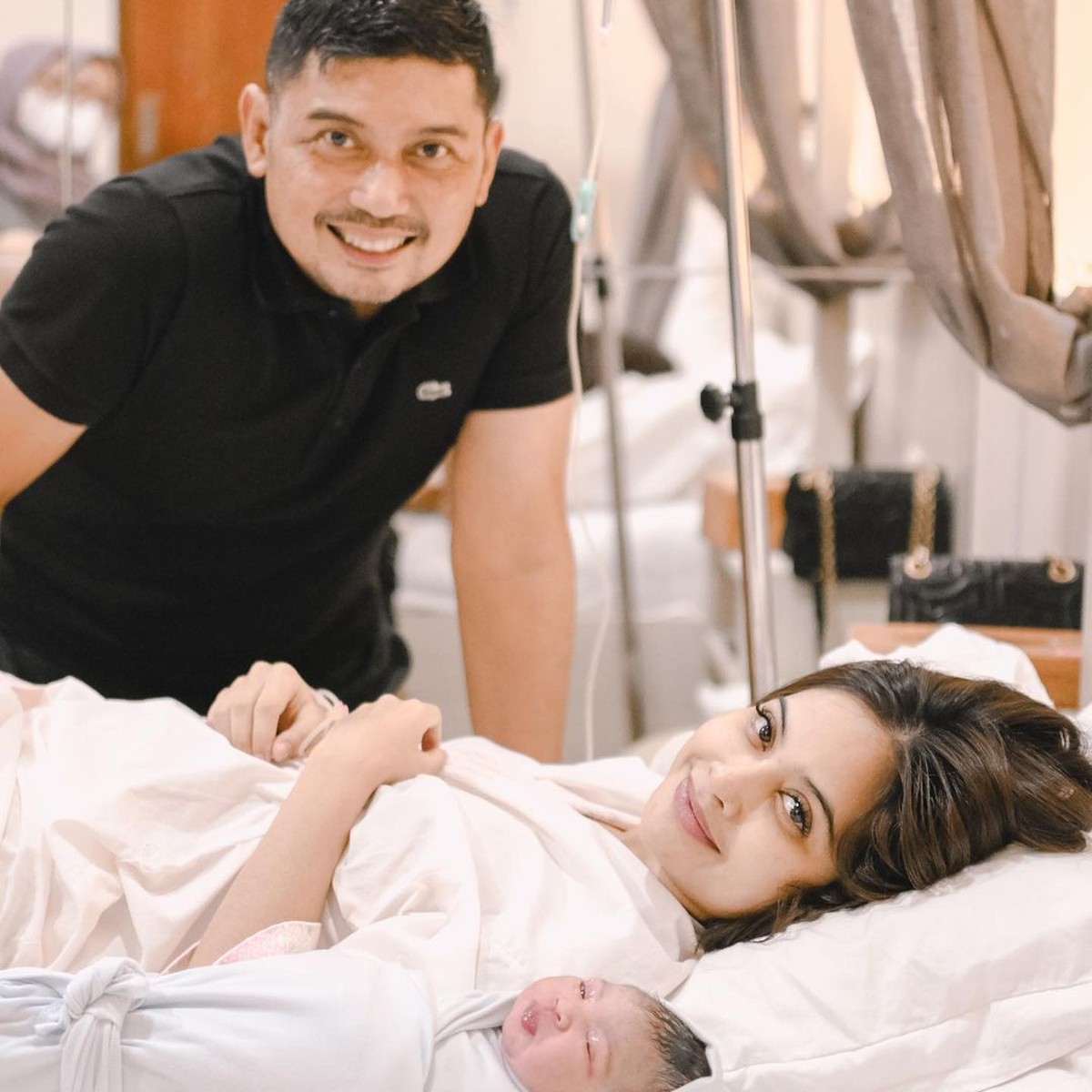 Tiwi Eks T2 telah melahirkan anak keduanya&period; Inilah momen Tiwi melahirkan anak kedua dengan penuh perjuangan&excl;