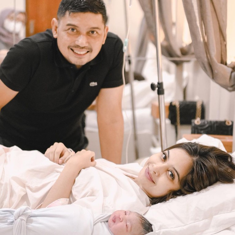 Kontraksi 36 Jam, Inilah Momen Penuh Perjuangan Tiwi Eks T2 Lahiran Anak Kedua Tiwi Eks T2 telah melahirkan anak keduanya. Inilah momen Tiwi melahirkan anak kedua dengan penuh perjuangan!