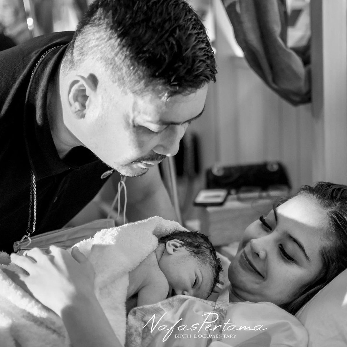 Tiwi Eks T2 telah melahirkan anak keduanya&period; Inilah momen Tiwi melahirkan anak kedua dengan penuh perjuangan&excl;