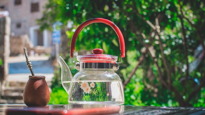 Mana yang Lebih Baik, Air Putih atau Teh Manis untuk Buka Puasa?