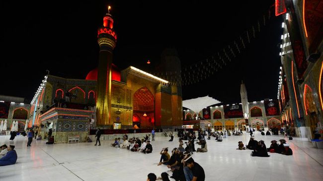 Sebelum pandemi virus Corona, Masjid Imam Ali di Najaf, Irak, didatangi hingga 20 juta peziarah setiap tahunnya.