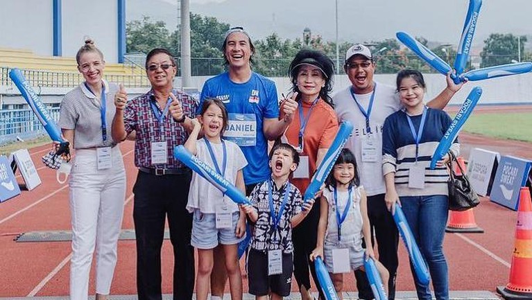 Momen Kedekatan Daniel dan Sang Anak yang Jarang Diperlihatkan Daniel Mananta baru-baru ini memperlihatkan momen kebersamaannya dengan sang anak yang selama ini jarang diperlihatkan. Yuk intip beberapa momen kebersamaan Daniel dan sang anak!