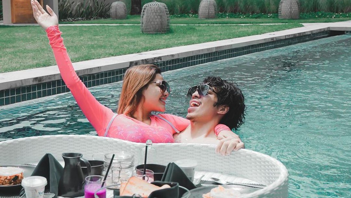 Atta Halilintar dan Aurel Hermansyah sedang menikmati bulan madu di pulau dewata Bali&period; Yuk intip momen mewah dan romantisnya bulan madu mereka&excl;