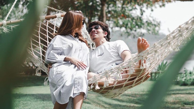 Atta Halilintar dan Aurel Hermansyah sedang menikmati bulan madu di pulau dewata Bali. Yuk intip momen mewah dan romantisnya bulan madu mereka!