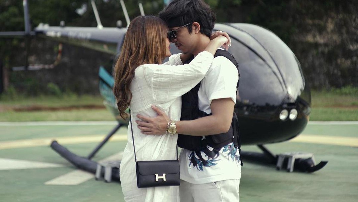 Atta Halilintar dan Aurel Hermansyah sedang menikmati bulan madu di pulau dewata Bali&period; Yuk intip momen mewah dan romantisnya bulan madu mereka&excl;