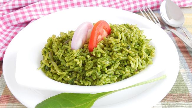 Nasi goreng jadi menu andalan untuk dimasak karena mudah dibuat. Berikut resep praktis untuk berbuka puasa, nasi goreng ijo.