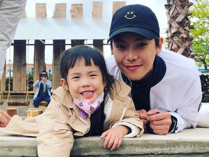 Bikin Gemas Bun! Logan Lee Ikut Momong Anak Oh Yoon Hee di Dunia Nyata