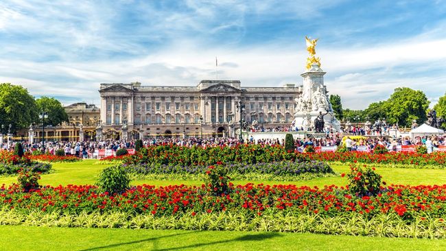 Sejak 1837, Kerajaan Inggris menjadikan Istana Buckingham sebagai kediaman resmi ketika masih dipimpin Raja George IV. Ratu Elizabeth memimpin sejak 1952.