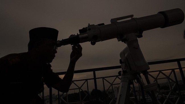 Keputusan istikmal atau menggenapkan Ramadan tahun ini menjadi 30 hari diambil usai hilal tak tampak di 88 pos pemantauan.