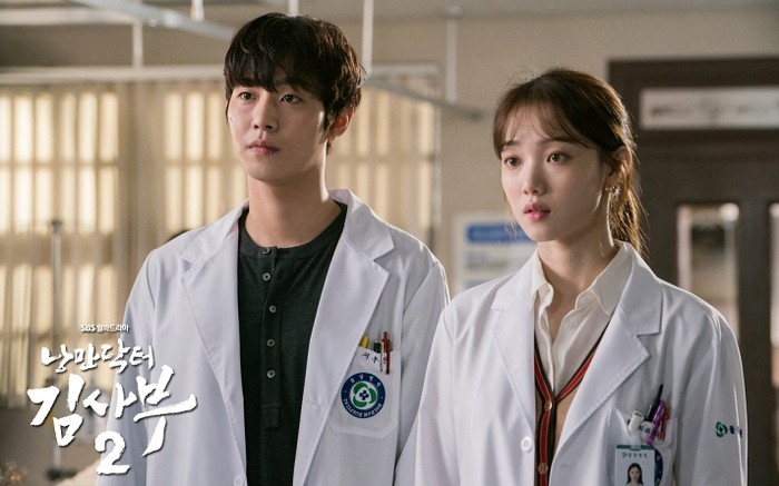 Dr. Romantic 2, Walaupun kondisi rumah sakit Doldam selalu sibuk mengobati pasien dengan berbagai keluhan, adegan romantis antara Lee Sung Kyung (1990) dan Ahn Hyo Seo (1995) selalu dinanti-nanti penonton / foto: sbs.co.kr