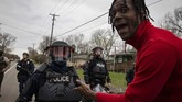 FOTO: Penembakan Warga Kulit Hitam Picu Minnesota Membara Aksi demo di Minnesota, AS dipicu penembakan seorang warga kulit hitam berujung bentrok dengan aparat kepolisian setempat.