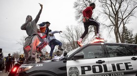 FOTO: Penembakan Warga Kulit Hitam Picu Minnesota Membara
