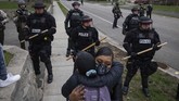 FOTO: Penembakan Warga Kulit Hitam Picu Minnesota Membara Aksi demo di Minnesota, AS dipicu penembakan seorang warga kulit hitam berujung bentrok dengan aparat kepolisian setempat.
