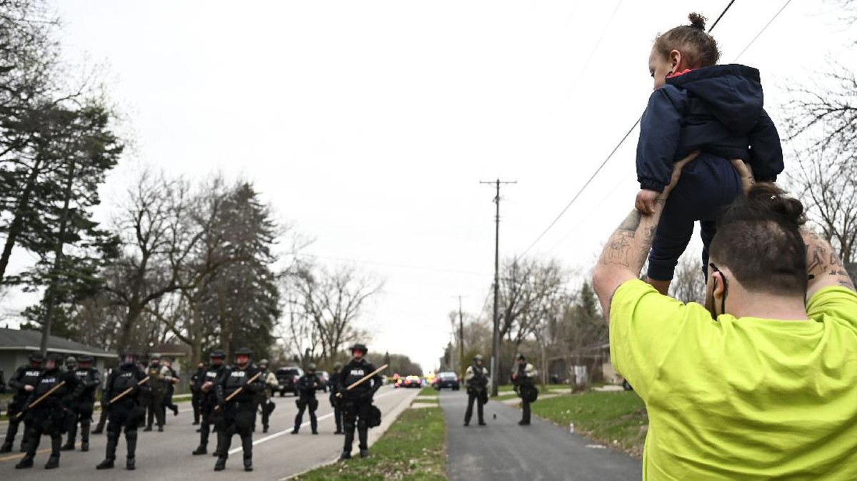 FOTO: Penembakan Warga Kulit Hitam Picu Minnesota Membara