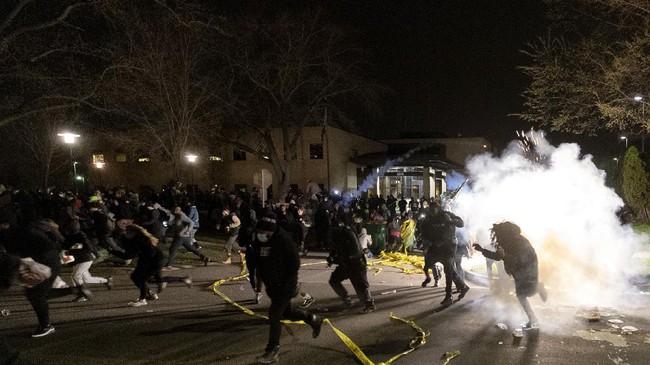 FOTO: Penembakan Warga Kulit Hitam Picu Minnesota Membara