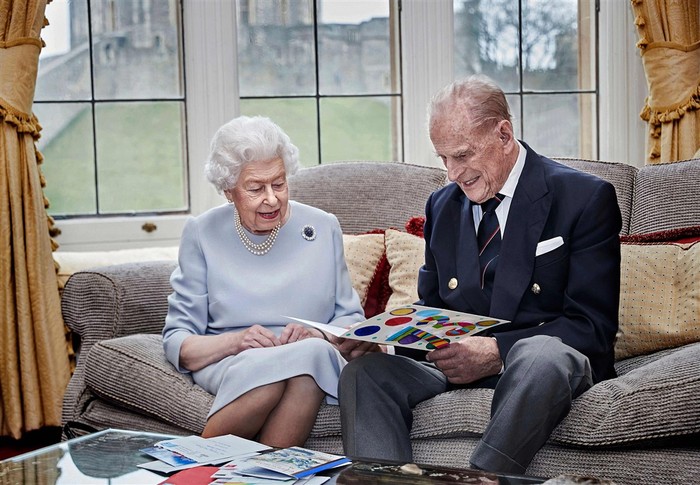 73 tahun menikah, sang Ratu dan Pangeran mendapatkan hadiah ulang tahun pernikahan buatan para cicit tahun 2020. Foto: tatler.com