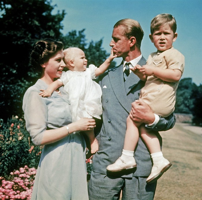 Pasangan royals, Ratu Elizabeth dan Pangeran Philip dikaruniai 2 anak, Putri Anne dan Pangeran Charles, selama tahun 1949-1951. Foto: nbcnews.com