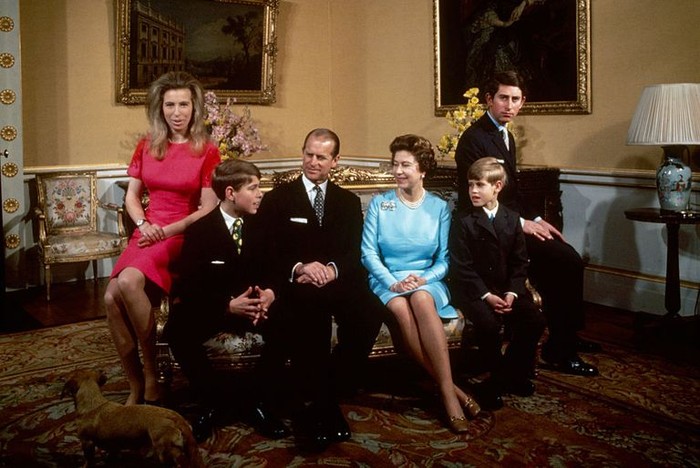 Anggota keluarga mereka bertambah dengan lahirnya Pangeran Andrew tahun 1960 dan Pangeran Edward pada tahun 1964. Foto: oprahdaily.com