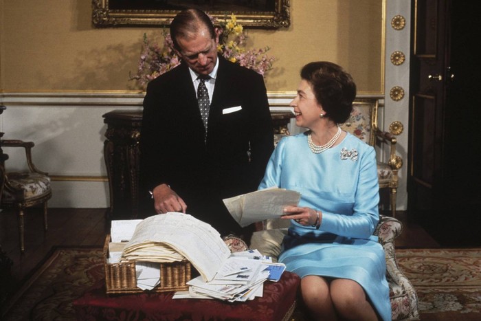 Pangeran Philip dan Ratu Elizabeth saat perayaan hari pernikahan silver mereka tahun 1972. Foto: tatler.com