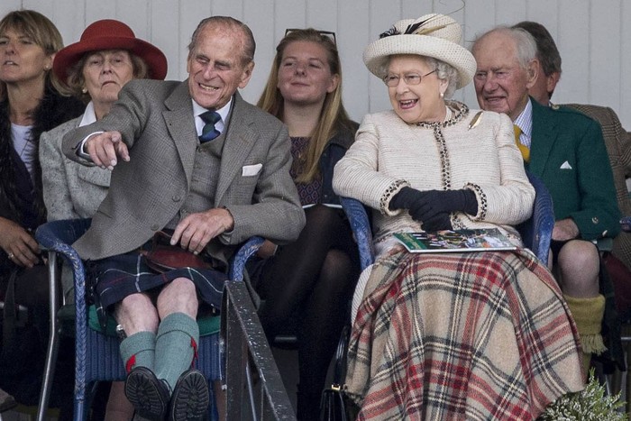 Prince Philip dan Ratu Elizabeth saat menghadiri Braemar Gathering tahun 2014. Foto: tatler.com