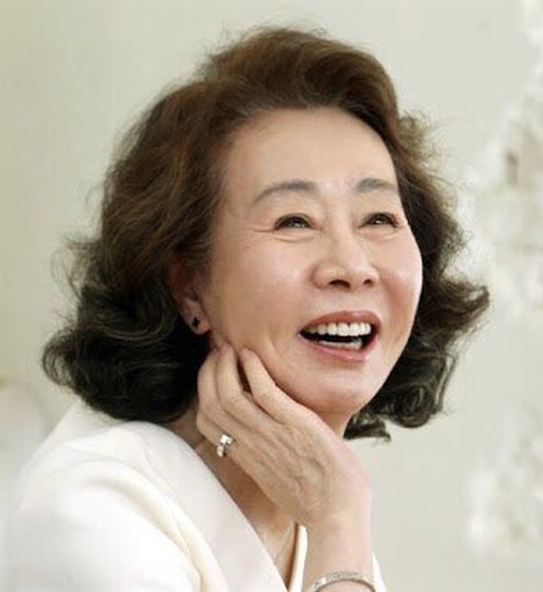 Potret Youn Yuh Jung Youn Yuh-jung mendadak viral karena ia merupakan Aktris Korea pertama yang menang di BAFTA. Berikut inilah sosok Youn Yuh-jung!