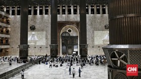 Suka Cita Warga Tarawih Perdana di Masjid Istiqlal