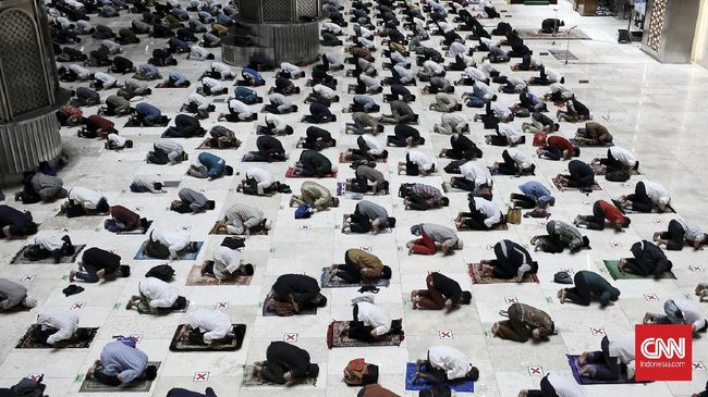 Saat pandemi, lebih baik salat tarawih di masjid atau di rumah?