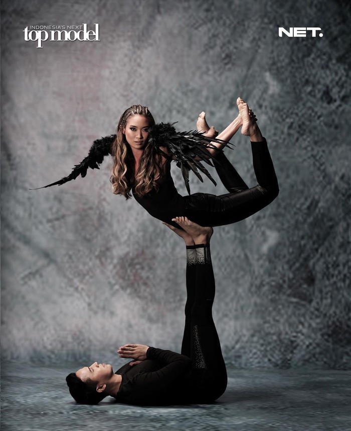 Pada challenge bertema The Black Angel Photoshoot, lagi-lagi Ilene nampak begitu fierce dan memesona dengan kostum serba hitam disertai sayap dipunggungnya. (Foto: intm_nettv/Instagram.com/intm_nettv)