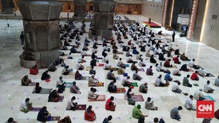 Jemaah Ikuti Tarawih di Masjid Istiqlal Lalui Prokes Ketat
