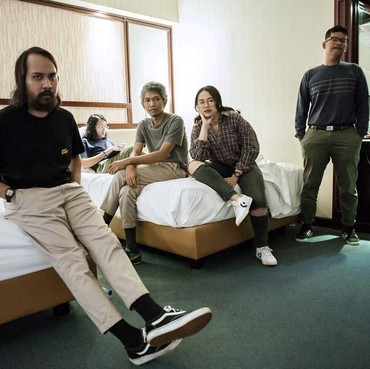 Lirik Lagu Esok - The Adams