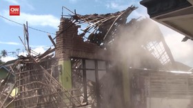 VIDEO: Rumah Rusak Parah Akibat Gempa Malang Dirobohkan