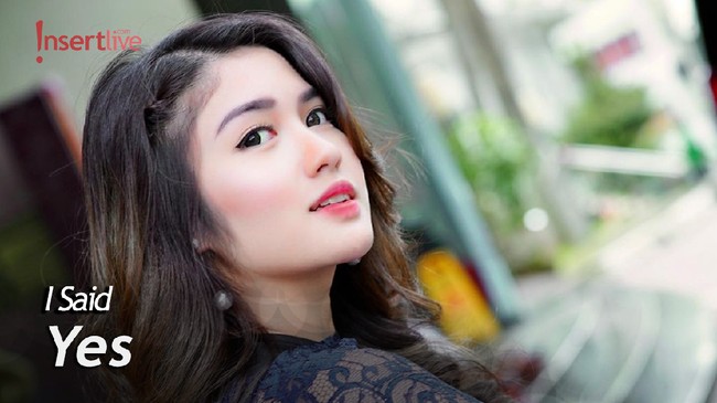 Rona Bahagia Ochi Rosdiana Resmi Dilamar Sang kekasih