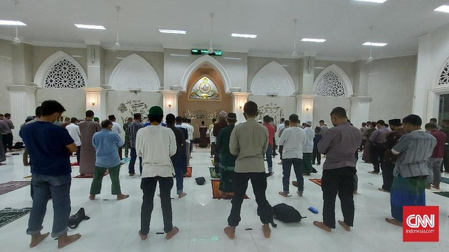 Imam dan jemaah Masjid Shodri Asshidiq, Jakarta Timur sama-sama menyambut ibadah bersama karena tahun sebelumnya cuma bisa tarawih di rumah.