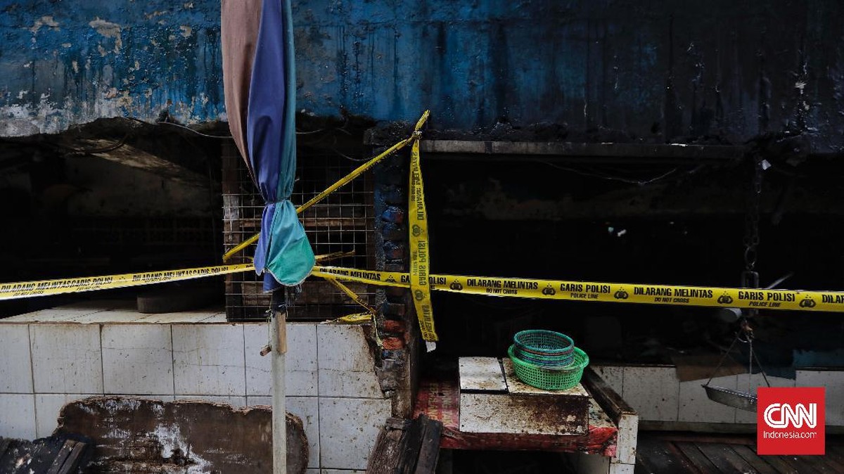 FOTO: Hangus dan Jelaga Sisa Kebakaran Pasar Minggu