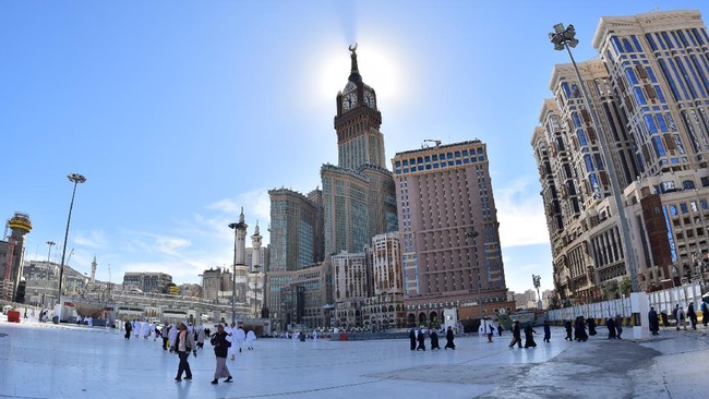 Royal Clock Tower adalah bangunan dengan arsitektur menawan setelah Kakbah dan Masjidil Haram di Mekkah, kota tersuci Islam.