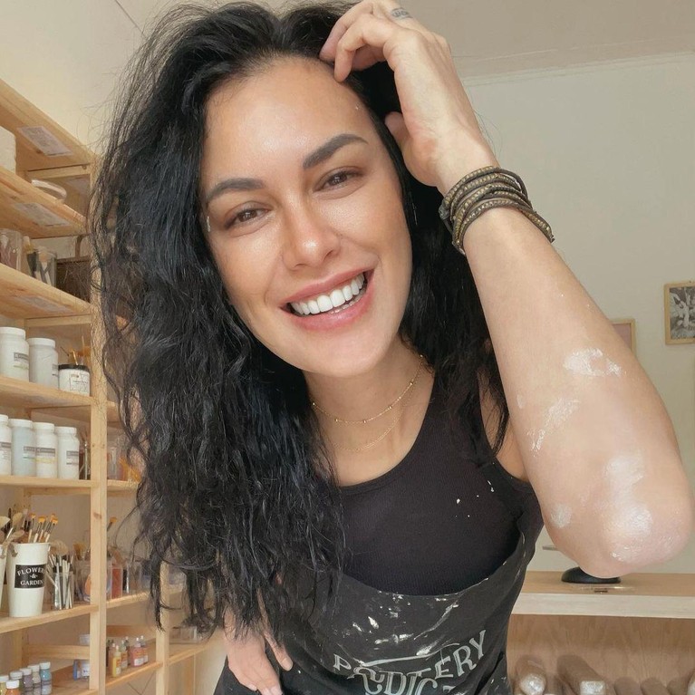 Artis Perempuan Usia 50-an Bak ABG Inilah beberapa artis Indonesia yang tetap awet muda bak ABG meski telah berusia 50-an. Yuk intip siapa saja mereka!