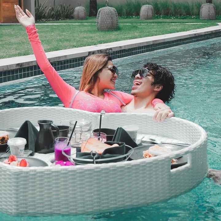 <p>Tak hanya dari potret, beberapa kali Atta juga menyisipkan kalimat romantis sebagai caption foto di Instagramnya. "<em>Kita Bahagia! Yang lain minggir ga usah ikut campur! Dari kecil hidup ku sudah penuh ujian... Makasih Ya Allah Sudah memberikan pasangan hidup yang buat aku bahagia sekarang #Day1 #Honeymoon</em>," tulis Atta Halilintar. (Foto: Instagram @attahalilintar)</p>