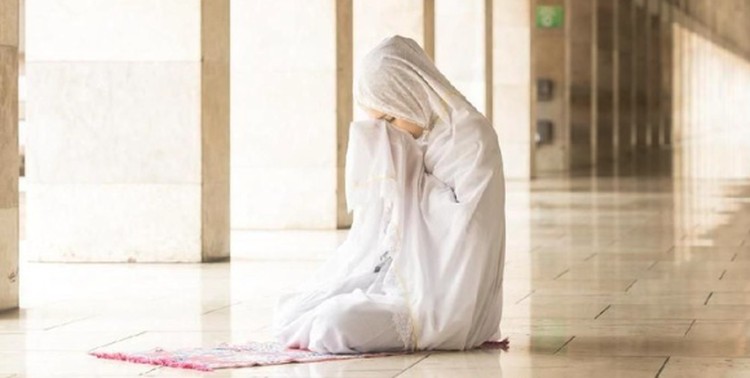 Doa qunut memiliki manfaat untuk menyempurnakan ibadah Bunda. Yuk pahami bacaan doa qunut selengkapnya saat salat subuh serta manfaat membaca doa qunut.